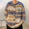 Männlicher strickcardigan in stylischem blau – lässige freizeitmode für büro und freizeit